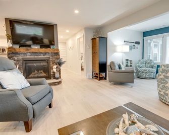 Outstanding Cottage with Nice Beach Sights in Leamington, Ontario - Leamington - Living room