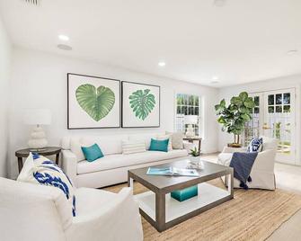New! 6 Bedroom - Luxurious Estate + Heated Pool - West Palm Beach - Living room