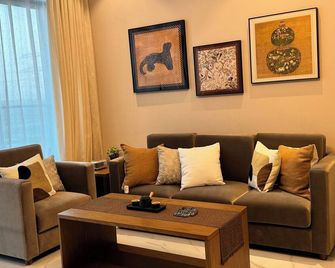 Chic 1-bedroom with WiFi and fitness room in lovely West Furjan Dubai community - Dubai - Wohnzimmer