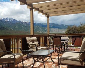 Wanderlust Haven overlooks the heart of Gardiner, next to Yellowstone Nat'l Park - Gardiner - Balcony