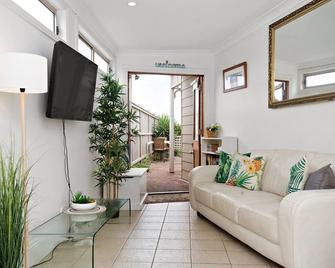Coachhouse on the Beach - Narrabeen