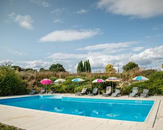 Farmhouse with shared heated pool at Le Haut Gué - Noyant-Villages - Piscina