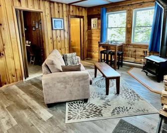 Romantic Cabin with Woodstove, Shared Hot Tub and Infrared Sauna. - Nestor Falls - Living room