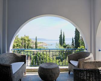 Beautiful summer house 5' from the beach - Agios Emilianos - Balcón
