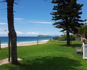 Beachfront Sunset View Apartment - The Coachhouse - Narrabeen - Beach