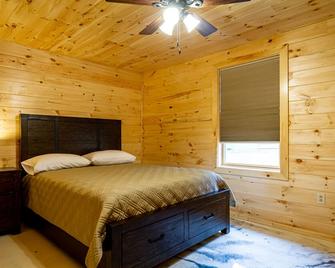 Cayuga Lake Cabins, Gorgeous Log Cabin home, Cabin C, fire pit, dog friendly - Aurora - Habitación