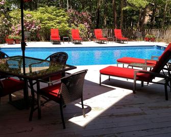 A wonderful family friendly Quogue Retreat ~~~ - East Quogue - Pool