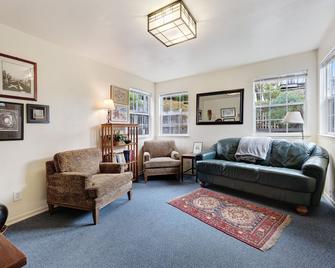 Comfortable & Inviting Cottage w/ an Enclosed Yard, and WiFi - Mendocino - Living room