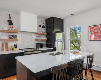 Urban Retreat: Bright, Stylish Top-Floor Apartment Near Universities & Dining - Providence - Cocina