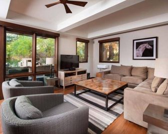 Luxury 3 Bedroom Downtown Aspen Vacation Rental With Amenities Including Heated Pool, Hot Tubs, Game Room And Spa - Aspen - Sala de estar