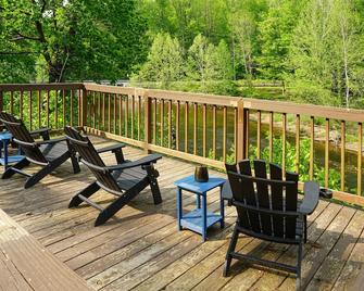 Riverside Suitehottubwifisteps To The River - Elkins - Balkon