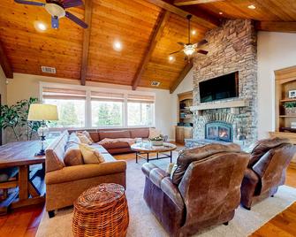 Quail Valley Hideaway - Hesperia - Living room