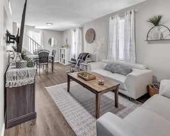 Serene Corner Cottage With Hot Tub 3 Bedroom Home - Imperial - Living room