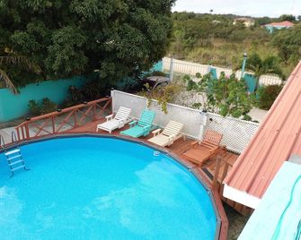 Home Away From Home. Air-Cond. Pool. Close To Airport. - Ladyville - Piscina