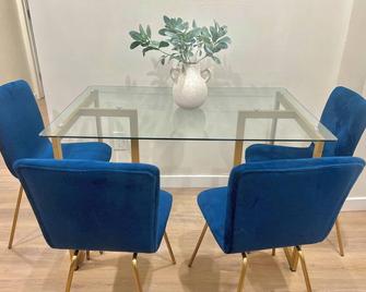 Luxury 1BD Silver Lake Retreat. Private Stay in a Prime Location & Mountain View - Los Angeles - Dining room