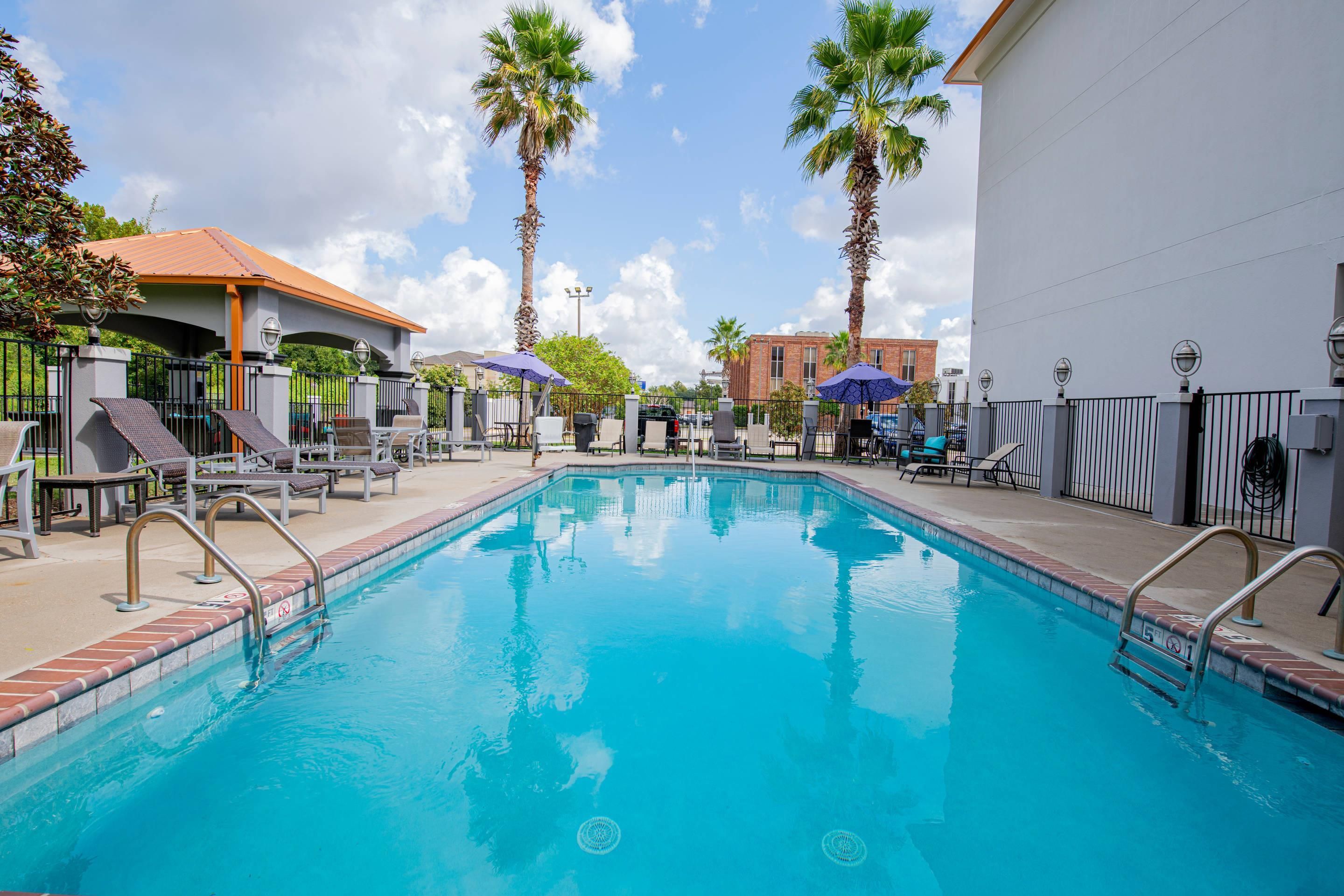 Comfort Suites Oil Center - לאפאייט - בריכה