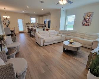 Sunset Hideaway 15 min from Downtown Lake Charles - Iowa - Living room