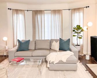 King Bed - 3 Bedroom Modern Colonial Detroit Home - Detroit - Sala de estar
