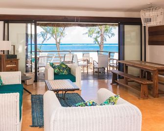 Spacious villa set in the turquoise lagoon of Trou d'eau Douce - Trou d'Eau Douce - Salon