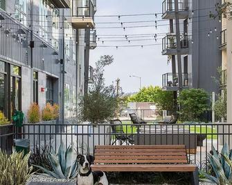 Modern and Lavish apartment - Glendale - Balcony
