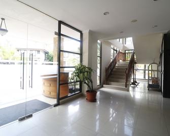 RedDoorz Premium @ Bukit Damai Indah - Balikpapan - Lobby