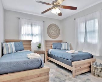 The Bardmoor a Luxury Family Retreat in St Pete - Seminole - Slaapkamer