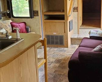 Rent A Camp - We Set Everything Up For You - Paris - Living room