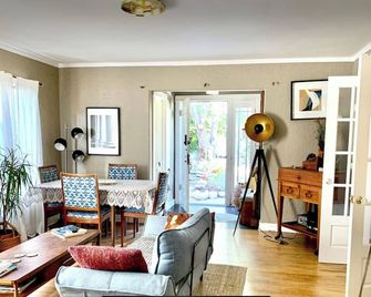 Romantic cottage with amazing garden - Glendale - Sala de estar