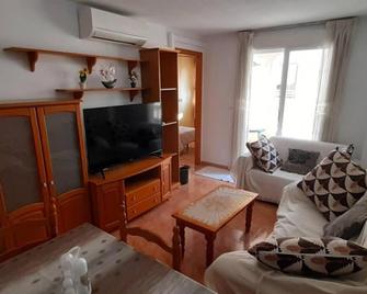 Cozy Holiday @ 3br Apt Near Beach Promenade! - Torrevieja - Wohnzimmer