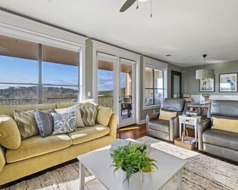 Beautifully REMODELED villa in the hollows/lake Travis/ quartz countertops, etc - Volente - Living room