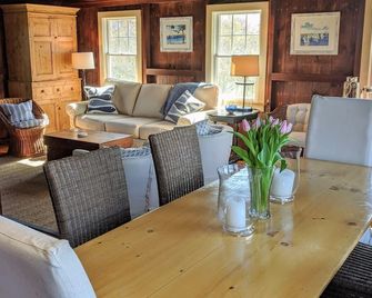 Ocean & Marina Views From This Charming Cottage! Walk To Beach & Town. - Chatham - Dining room