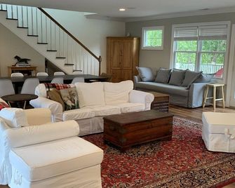 Private Carriage House Retreat on a 33 Acre Historic Working Estate - Elkton - Living room