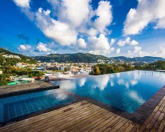 كيو كاتا ريزيدنس - كيرون - حوض السباحة