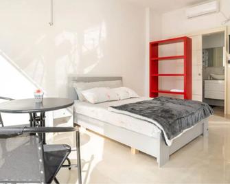 Elegant Studio in New Atlit with Garden & BBQ, 3 Min to Beach, Free Netflix - Atlit - Bedroom