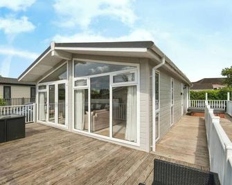 Lodge Sleeps 6 With Private Hot Tub - Honiton - Edificio