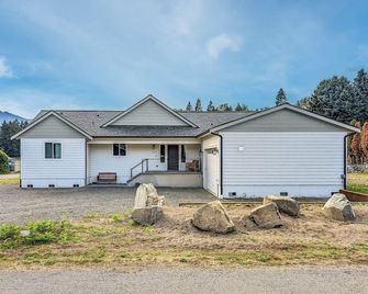 Airport Place - Packwood - Building