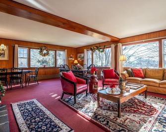 Perfect Reunion House w/pool, fireplace & piano. Dogs welcome. Discounted ski tix at Bromley. - Manchester - Sala de estar