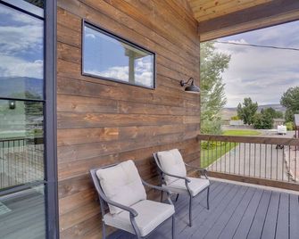 Chic Utah Getaway w/ Fireplace, Sauna & 2 Decks! - Richfield - Balcón