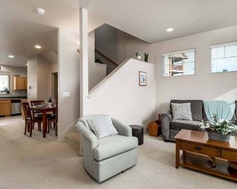 New Listing Beautiful Condo in Historic Old Town Florence.Walk to The Marina, Restaurants, pets ok - Florence - Living room