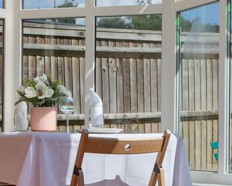 Cosy Homely House with Conservatory and Garden - Egham - Restaurante