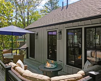 Prime location! Walk to Main Beach and downtown Ogunquit. No car needed. - Ogunquit - Patio