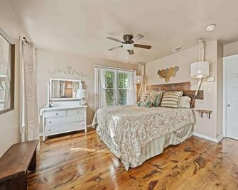Suite Elliana w/Hot Tub & Outdoor Fireplace! - Fredericksburg - Habitación