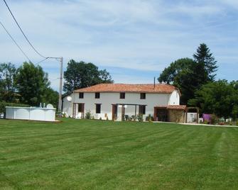 Fully Furnished 2 Bed Gite Situated In 3 Acres - Galan - Edificio