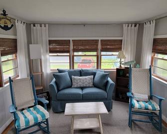 Coastal Cottage Close to the Nubble Lighthouse\n - York Beach - Living room