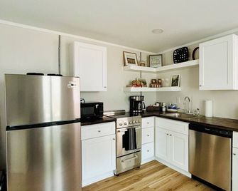Updated, Fenced, Pet Friendly Downtown Cottage - Southern Pines - Kuchyň