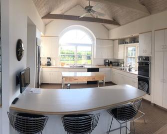 Estate Section - 2 acres - Salt Water Pool - Quogue - Keittiö