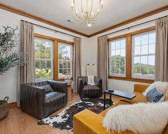 27 South - Large Lux Retreat With Hot Tub & Gameroom - Spring Hill - Huiskamer