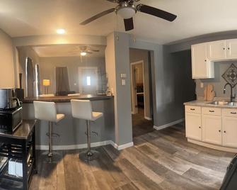 Charming 2-bdrm house w WiFi, game room, hot tub, & outdoor fire pit in Bay City - 베이 시티 - 주방