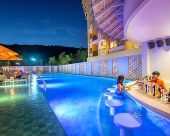 Beehive Boutique Hotel Phuket - Wichit - Zwembad