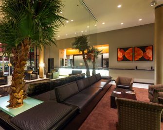 Ramada Plaza by Wyndham West Hollywood Hotel & Suites - West Hollywood - Sala de estar